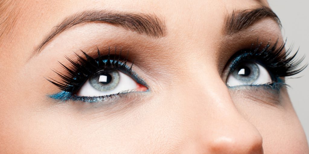 Individual eyelashes, cluster eyelashes, strip eyelashes or natural methods for longer eyelashes