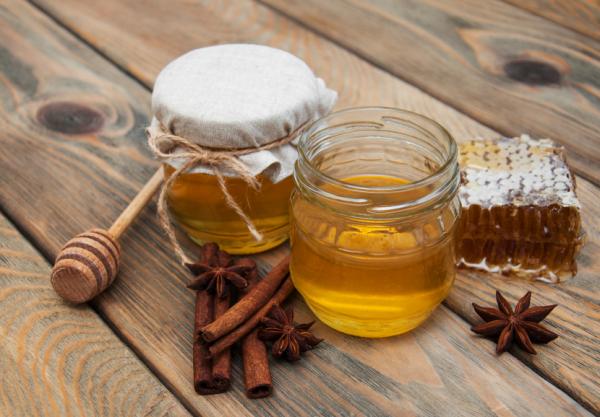 Should you add honey to cosmetics? Recipes for homemade honey beauty products