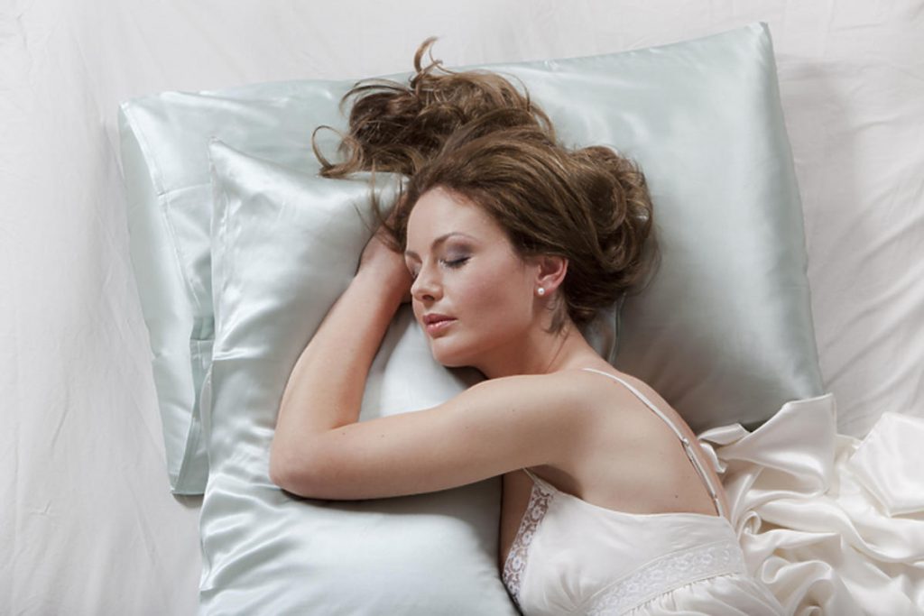 Cotton, satin or silk? Let us guide you which pillowcase is the best for your hair!