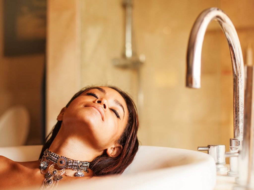 Does Hot Water Help… Lose Weight?! Good & Bad Sides of Hot Baths Explained